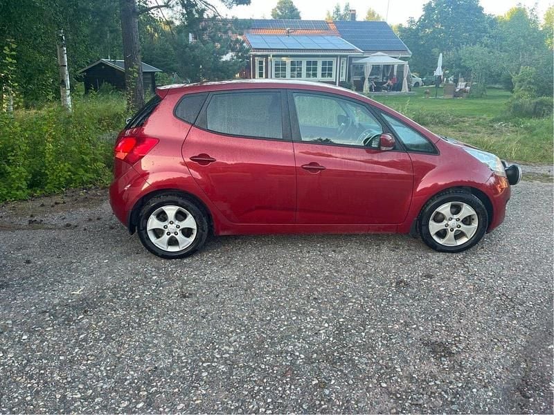 Röd Begagnad 2013 Kia Venga Comfort Halvkombi | 37 500 kr (Marknadspris) - Bild 1/4