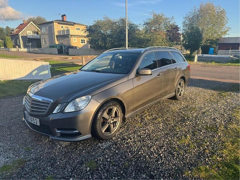 Grå Begagnad 2013 Mercedes E220 Kombi | 125 000 kr (Marknadspris) - Bild 1/4
