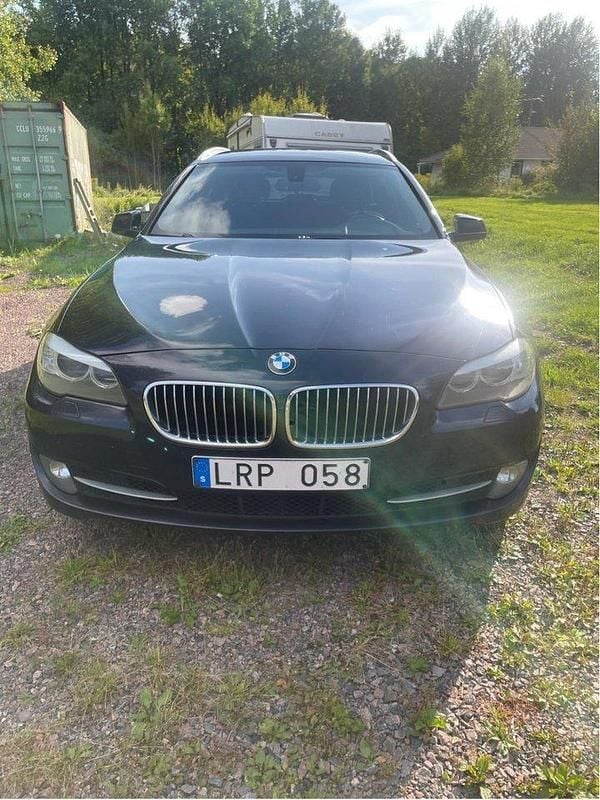 Blå Begagnad 2013 BMW 520 Kombi | 108 000 kr (Bra pris) - Bild 1/4