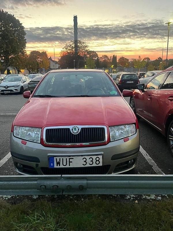 Röd Begagnad 2005 Skoda Fabia Halvkombi | 37 000 kr (Marknadspris) - Bild 1/4