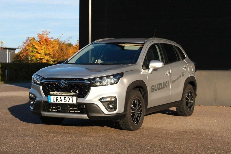 Grå (silvermetallic) Begagnad 2024 Suzuki SX4 S-Cross SUV | 349 000 kr (Dyr) - Bild 1/4