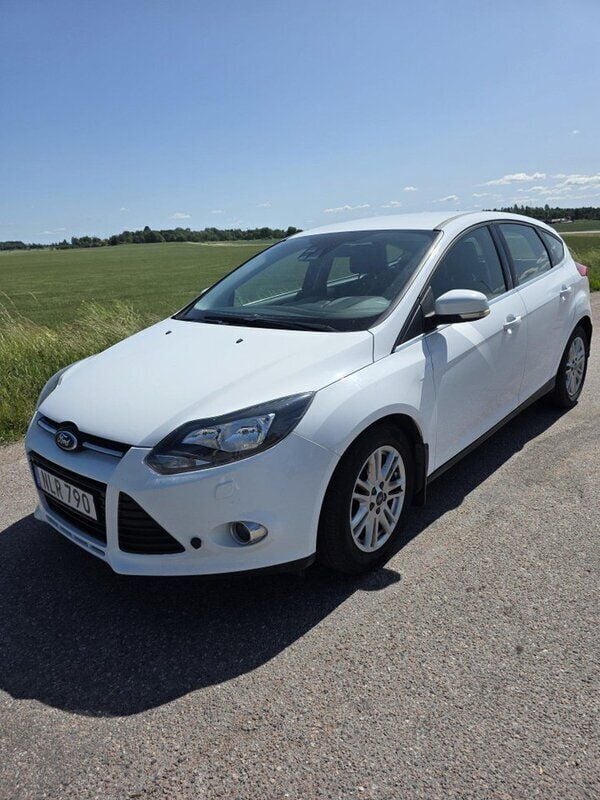 Vit Begagnad 2014 Ford Focus Titanium Halvkombi | 67 000 kr (Superpris) - Bild 1/4