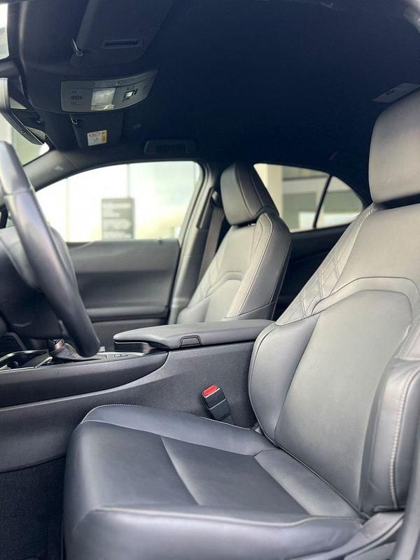 Begagnad Lexus UX 250h Sport Design Packet 184 HK (135 kW) 2022 Grå (silver metallic) SUV