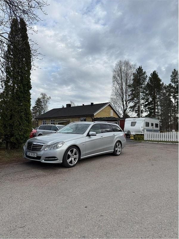 Silver Begagnad 2012 Mercedes E220 Kombi | 100 000 kr (Marknadspris) - Bild 1/4