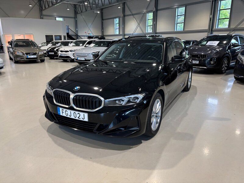 Svart Begagnad 2023 BMW 320 Shadowline Kombi | 389 500 kr (Marknadspris) - Bild 1/4