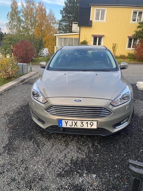 Grå Begagnad 2017 Ford Focus Titanium Halvkombi | 130 000 kr (Marknadspris) - Bild 1/4