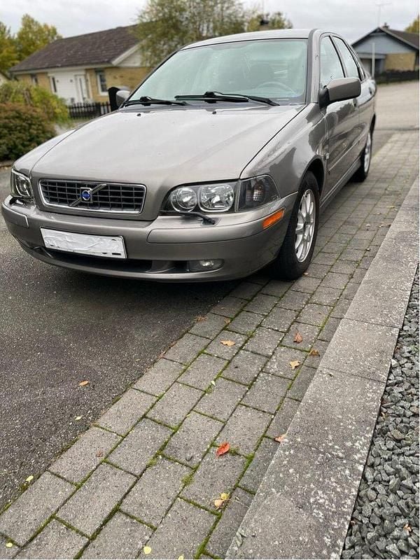 Grå Begagnad 2004 Volvo S40 Sedan | 17 000 kr (Bra pris) - Bild 1/3