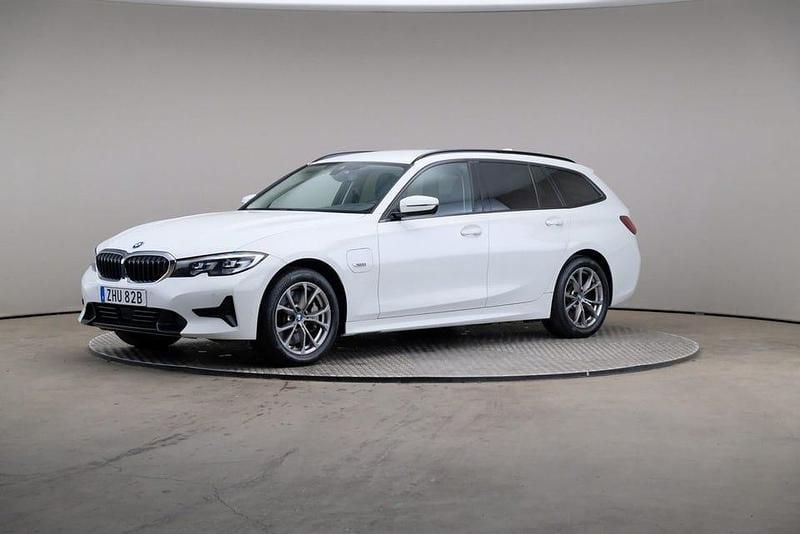 Alpine white (solid) Begagnad 2022 BMW 330 Sport Line Kombi | 299 000 kr (Marknadspris) - Bild 1/4