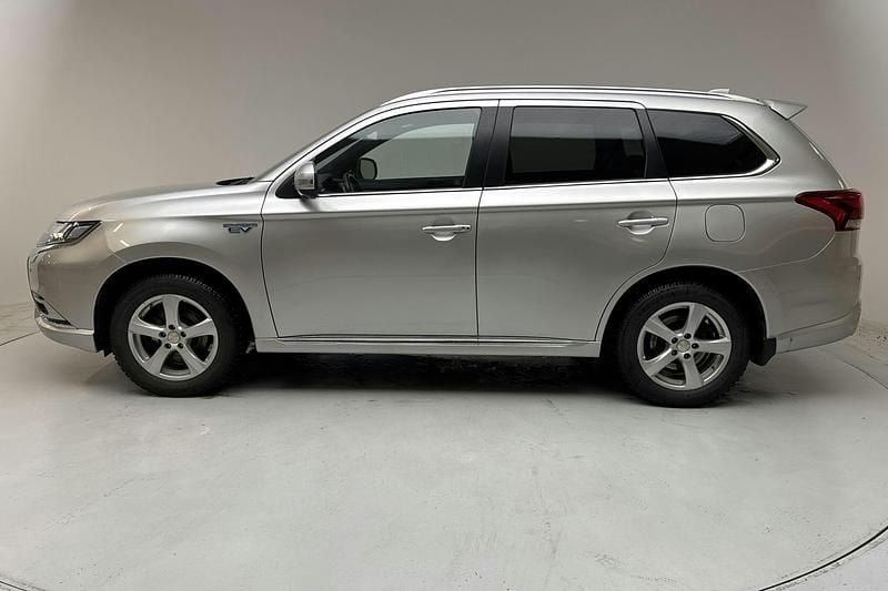 Begagnad Mitsubishi Outlander 136 HK (100 kW) 2020 Silver SUV