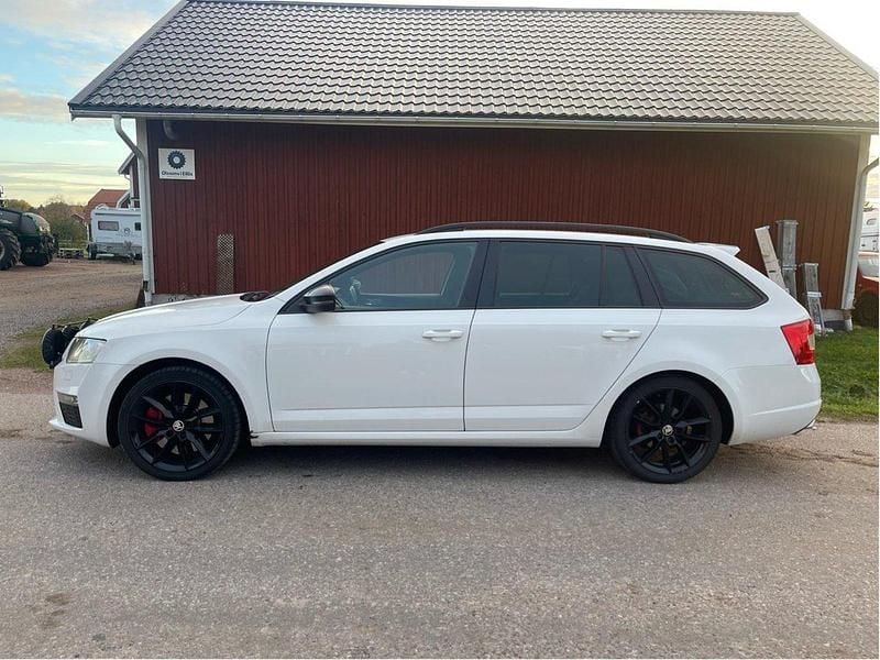 Vit Begagnad 2015 Skoda Octavia RS Kombi | 120 000 kr (Marknadspris) - Bild 1/4