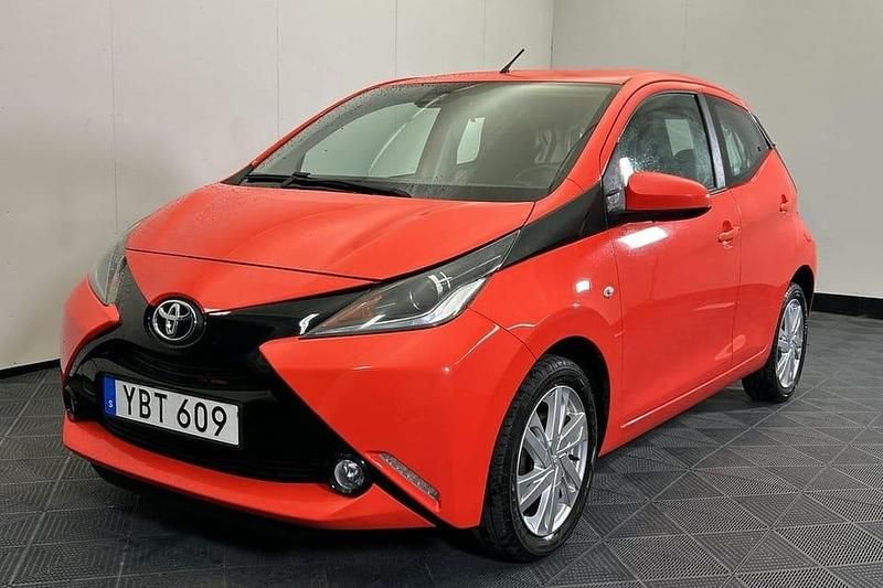Orange Begagnad 2016 Toyota Aygo X-play Halvkombi | 69 900 kr (Bra pris) - Bild 1/4