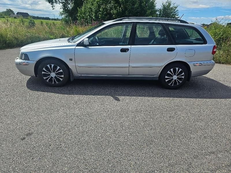 Grå Begagnad 2004 Volvo V40 Standard Kombi | 16 500 kr (Marknadspris) - Bild 1/4