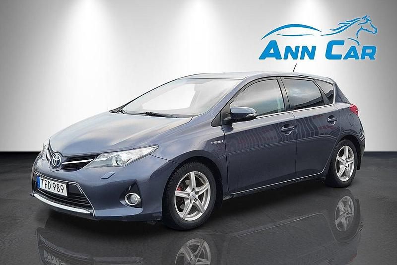 Begagnad Toyota Auris Hybrid 136 HK (100 kW) 2014 Mörkblå Halvkombi