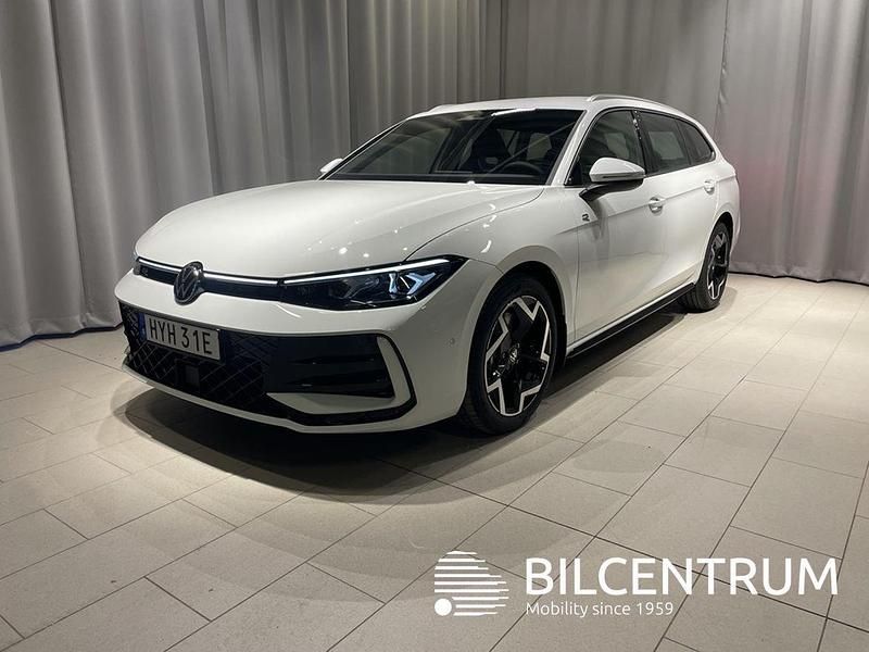 Vit Begagnad 2025 VW Passat R-line Kombi | 459 900 kr (Dyr) - Bild 1/4