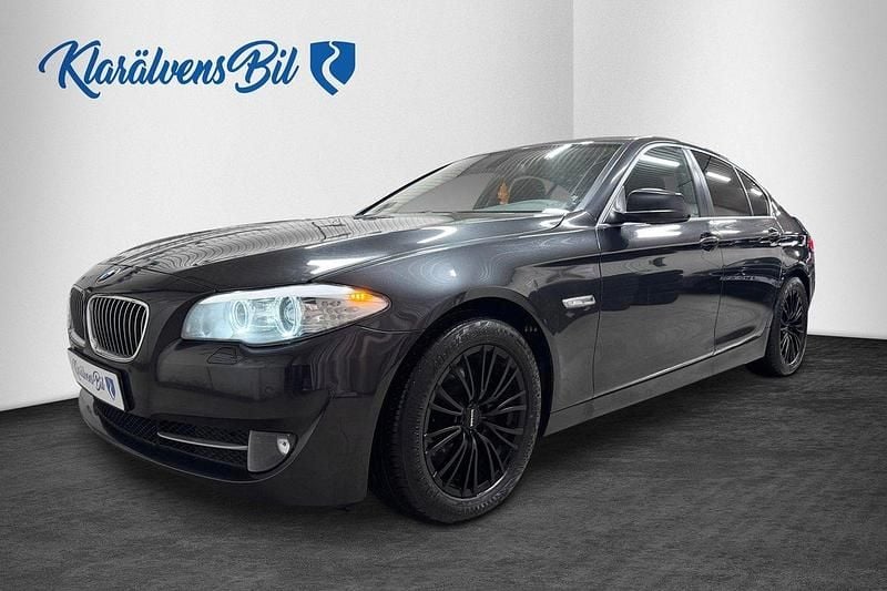 Grå Begagnad 2010 BMW 520 Sedan | 99 900 kr (Marknadspris) - Bild 1/4