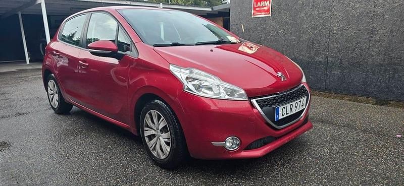 Mörkröd (röd) Begagnad 2014 Peugeot 208 Halvkombi | 37 000 kr (Bra pris) - Bild 1/4
