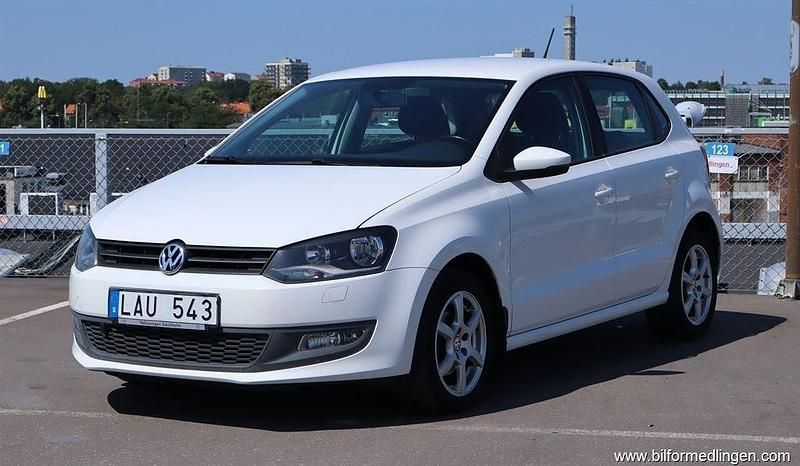 Vit samma som bilen Begagnad 2010 VW Polo Halvkombi | 94 800 kr (Lite dyr) - Bild 1/4