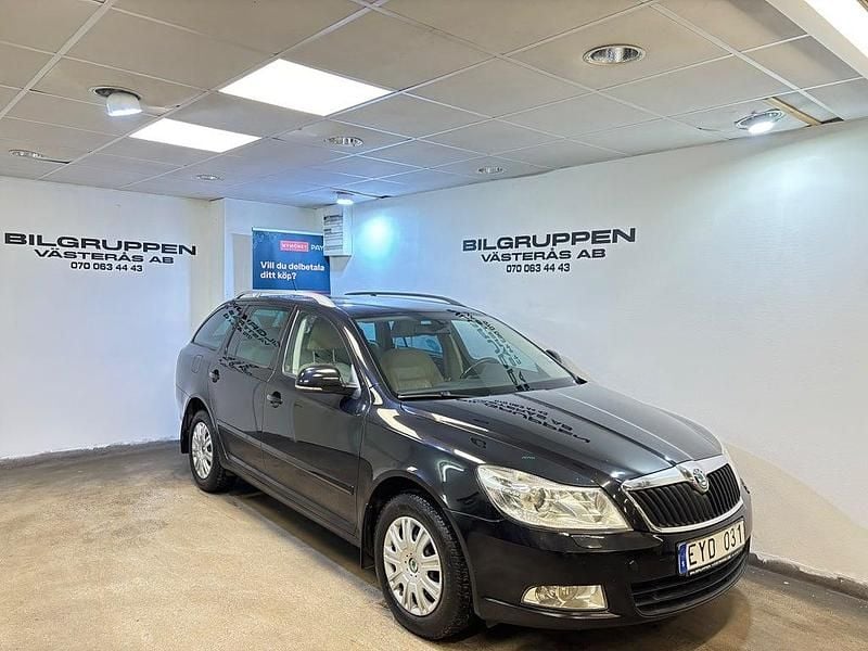 Svart Begagnad 2010 Skoda Octavia Elegance Kombi | 53 900 kr (Marknadspris) - Bild 1/4