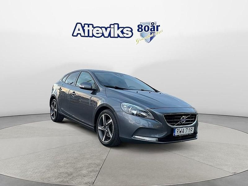 Grå Begagnad 2014 Volvo V40 Halvkombi | 119 900 kr (Marknadspris) - Bild 1/4