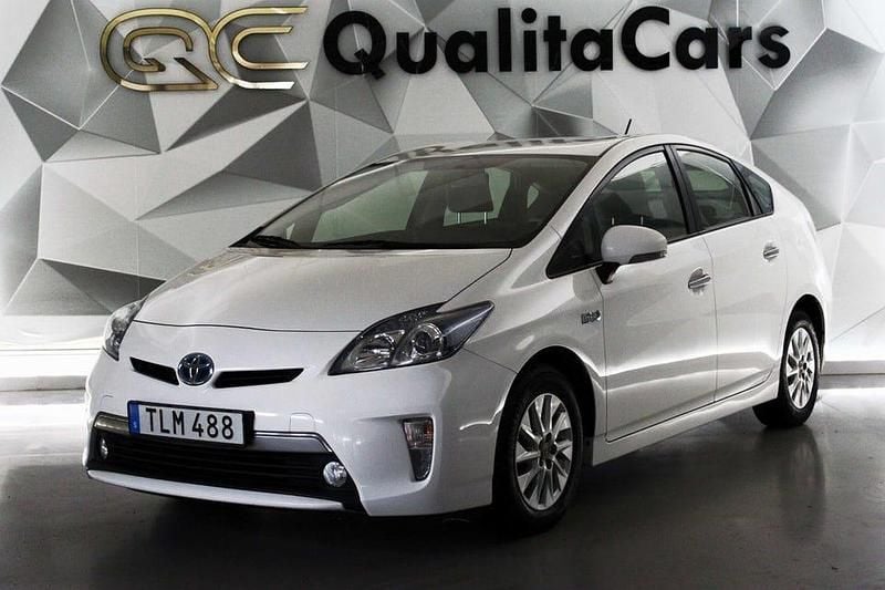 Vit Begagnad 2015 Toyota Prius Plug-in Hybrid Active Halvkombi | 148 900 kr (Lite dyr) - Bild 1/4