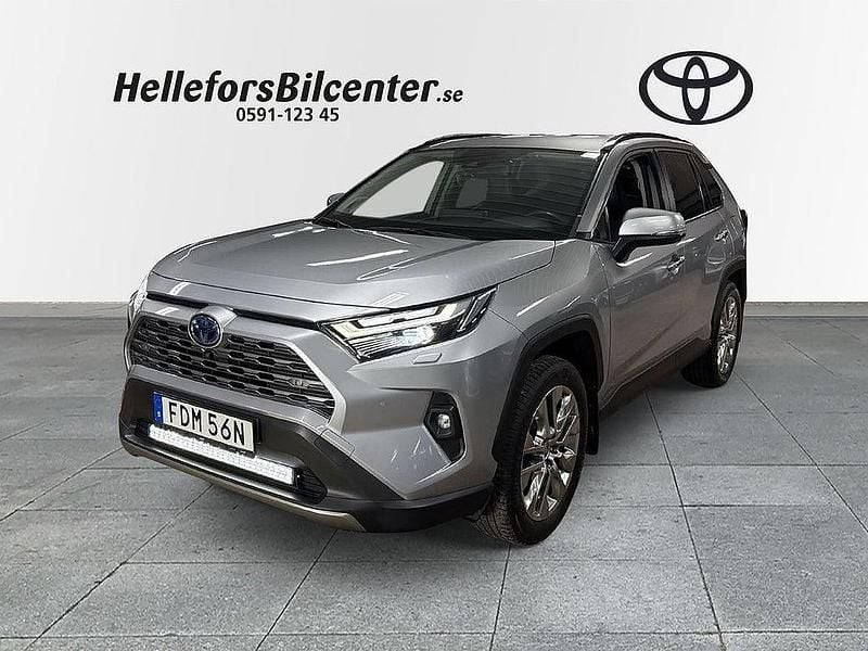 Silver Begagnad 2021 Toyota RAV4 Hybrid Premium SUV | 379 500 kr (Dyr) - Bild 1/4