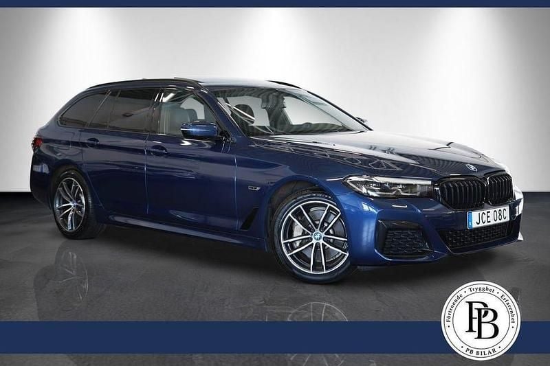 Blå Begagnad 2022 BMW 530 M Sport Kombi | 369 900 kr - Bild 1/4