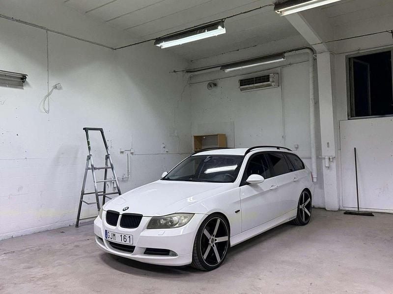Vit Begagnad 2008 BMW 320 Advantage Kombi | 29 500 kr (Marknadspris) - Bild 1/4