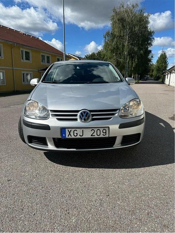 Silver Begagnad 2006 VW Golf V Trendline Halvkombi | 35 000 kr (Marknadspris) - Bild 1/4