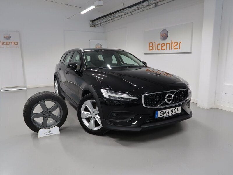 Svart Begagnad 2021 Volvo V60 CC Kombi | 329 900 kr (Marknadspris) - Bild 1/3