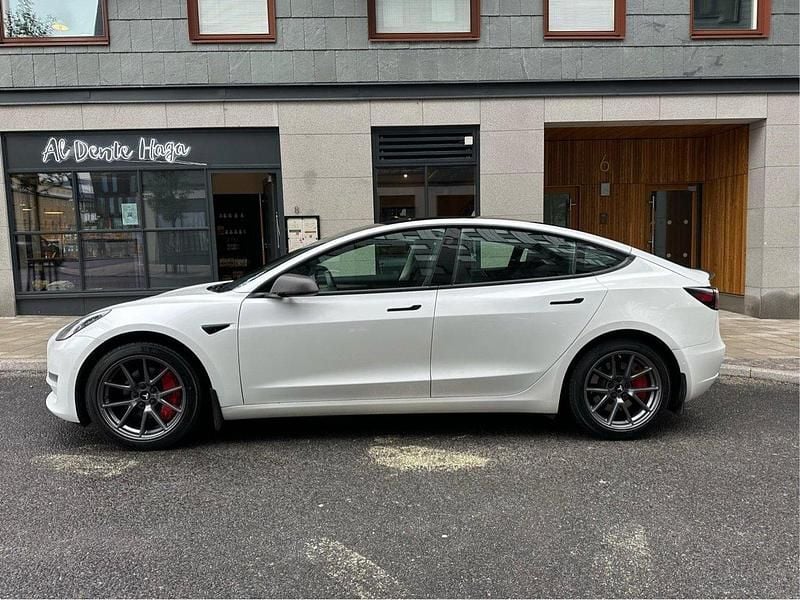 Vit Begagnad 2021 Tesla Model 3 Long Range AWD Sedan | 280 000 kr (Bra pris) - Bild 1/4