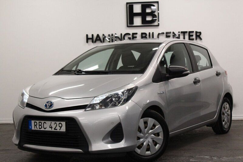 Silver Begagnad 2014 Toyota Yaris Hybrid Life Halvkombi | 94 900 kr (Marknadspris) - Bild 1/4