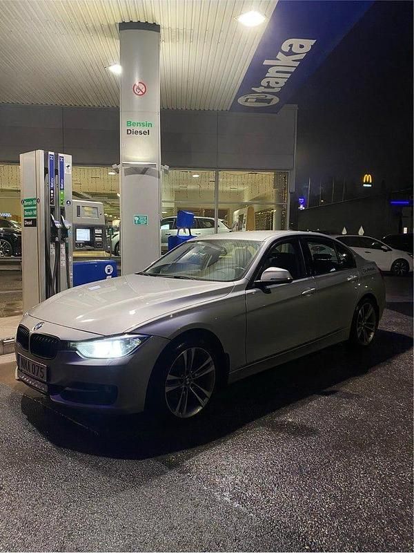 Silver Begagnad 2014 BMW 320 Sport Line Sedan | 137 500 kr (Bra pris) - Bild 1/4
