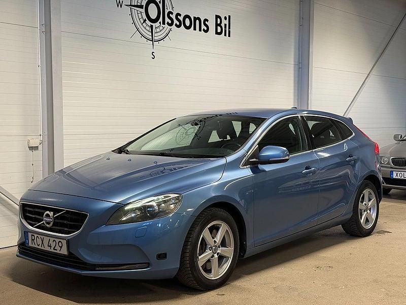 Begagnad Volvo V40 Momentum 190 HK (139 kW) 2016 Blå Halvkombi