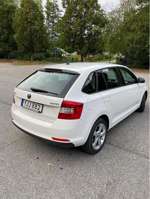 Vit Begagnad 2017 Skoda Rapid Halvkombi | 90 000 kr (Marknadspris) - Bild 1/2