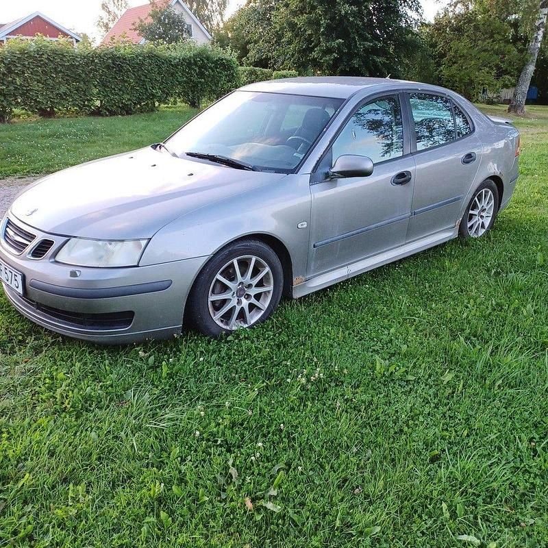 Grå Begagnad 2005 Saab 9-3 Linear Sedan | 9 000 kr (Bra pris) - Bild 1/4