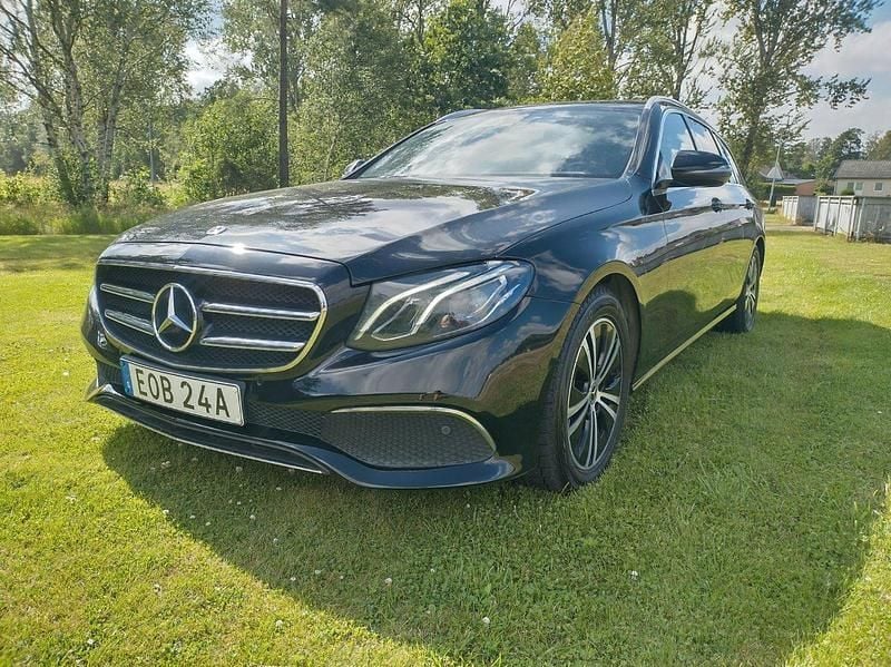 Svart Begagnad 2020 Mercedes E220 Avantgarde Kombi | 179 000 kr (Superpris) - Bild 1/4