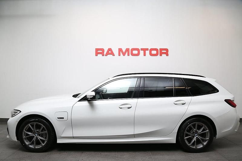 Begagnad BMW 330e M Sport 184 HK (135 kW) 2021 Vit Kombi