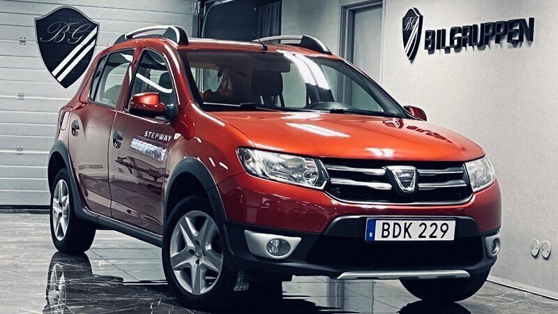 Röd Begagnad 2014 Dacia Sandero Stepway Halvkombi | 69 000 kr (Dyr) - Bild 1/4