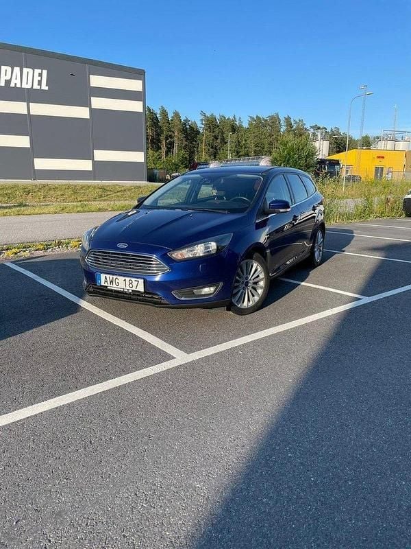 Blå Begagnad 2015 Ford Focus Titanium Kombi | 59 900 kr (Marknadspris) - Bild 1/4