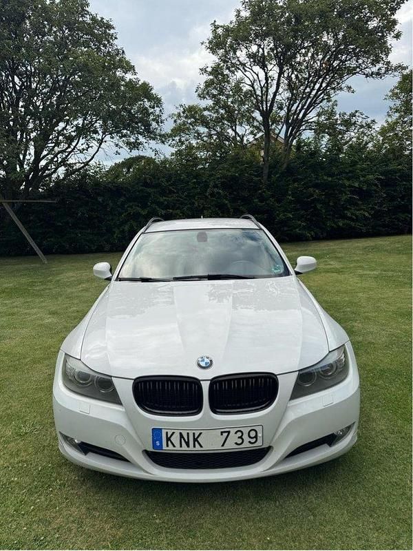 Vit Begagnad 2010 BMW 320 Comfort Edition Kombi | 60 000 kr (Marknadspris) - Bild 1/4