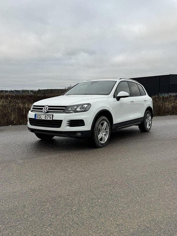 Vit Begagnad 2013 VW Touareg SUV | 124 900 kr (Marknadspris) - Bild 1/4