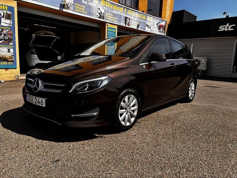 Brun Begagnad 2015 Mercedes B200 Style Minibuss | 127 999 kr (Marknadspris) - Bild 1/4