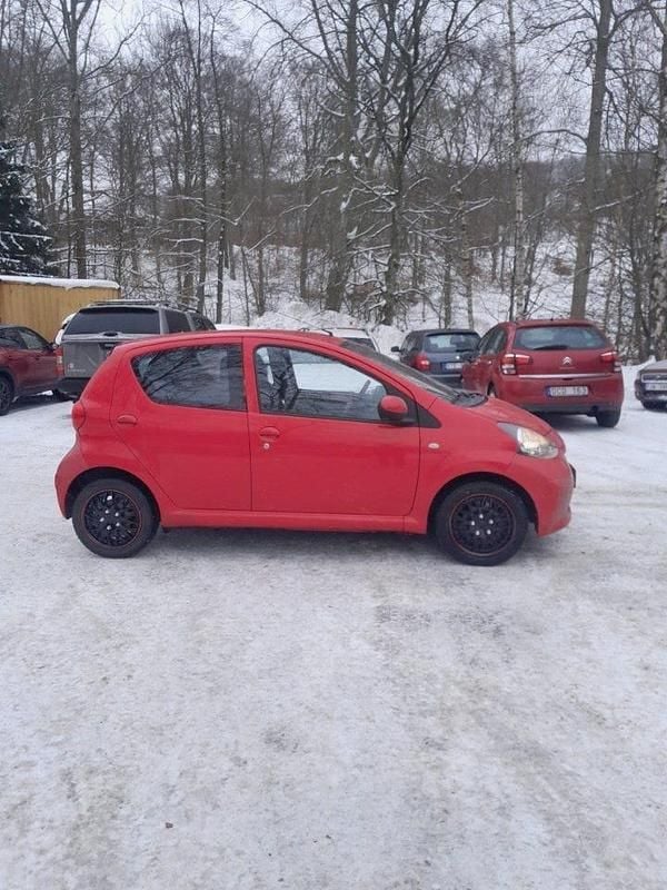 Begagnad Toyota Aygo 68 HK (50 kW) 2006 Röd Halvkombi