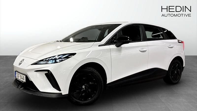 Vit (white) Begagnad 2023 MG MG4 EV Halvkombi | 239 900 kr - Bild 1/4