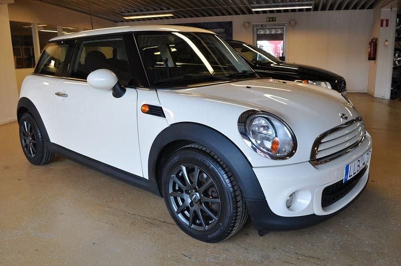 Vit Begagnad 2013 Mini ONE Halvkombi | 69 000 kr (Marknadspris) - Bild 1/4