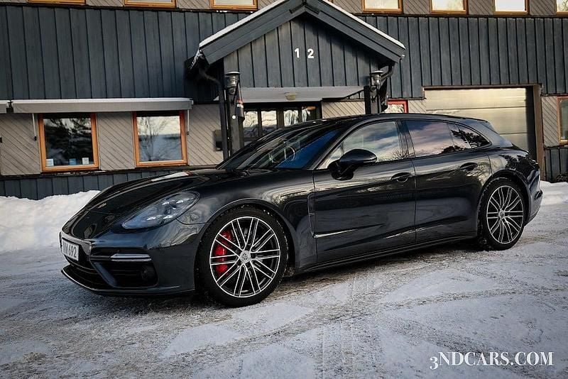 Grå Begagnad 2018 Porsche Panamera Sport Turismo Kombi | 739 900 kr (Superpris) - Bild 1/4