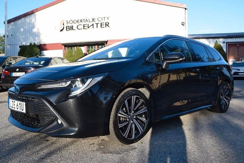Svart Begagnad 2022 Toyota Corolla Style Kombi | 259 900 kr (Marknadspris) - Bild 1/4