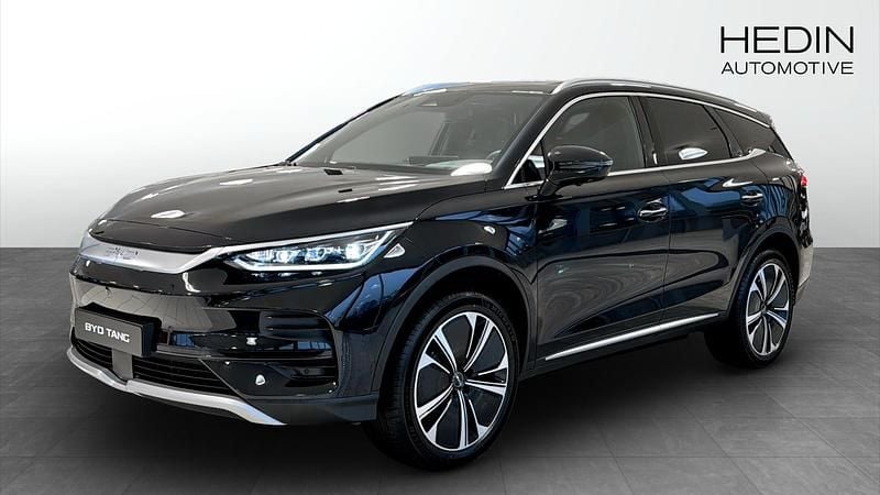 Svart (black) Begagnad 2024 BYD Tang SUV | 649 900 kr - Bild 1/4