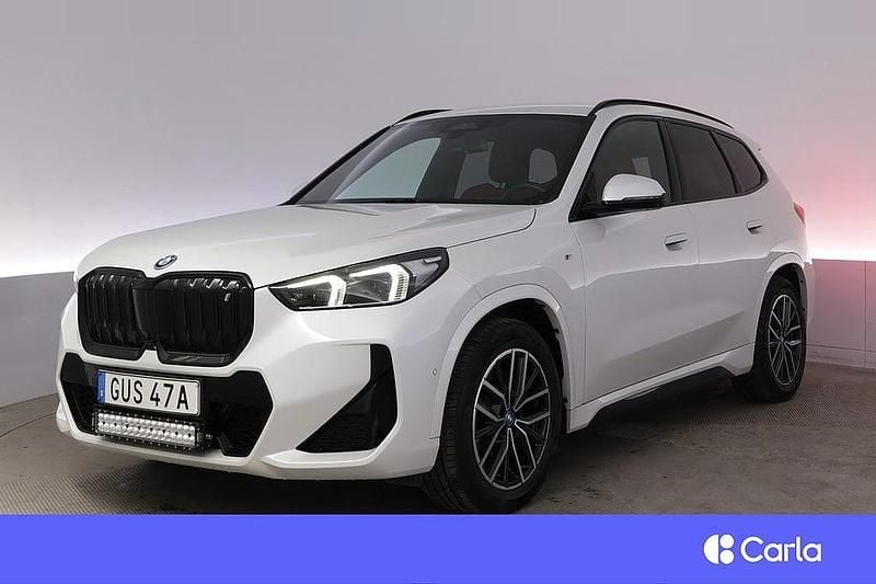 Vit Begagnad 2023 BMW iX1 M Sport SUV | 468 900 kr (Marknadspris) - Bild 1/4