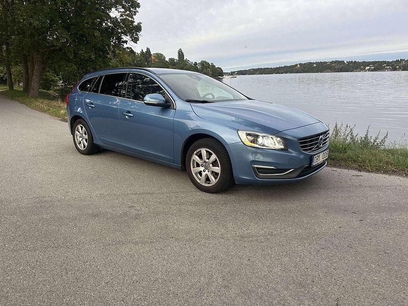 Blå Begagnad 2014 Volvo V60 Momentum Kombi | 125 000 kr (Bra pris) - Bild 1/4